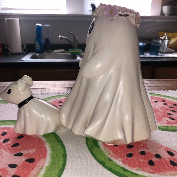 Viral ghost flower crown walking ghost dog - Picture 7 of 8